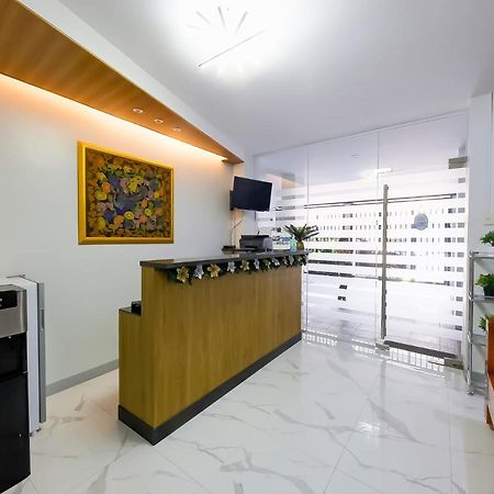 Oyo 848 Dona Aurora Condotel ケソンシティ エクステリア 写真